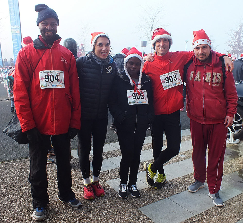 Des patients de CRÉATIV et de l'hôpital de jour de Châtellerault ont participé, avec leurs référents sport adapté, à la course des pères Noël de Saint-Benoît, le 17 décembre dernier.