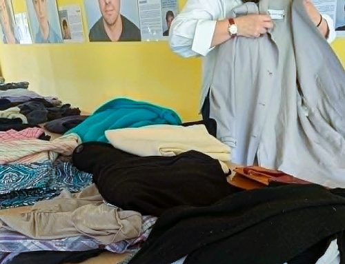 Succès pour le premier déstockage gratuit de la friperie du Centre Social